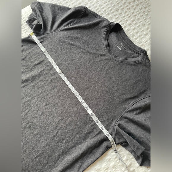 Old Navy Active Tee - Picture 2 of 3